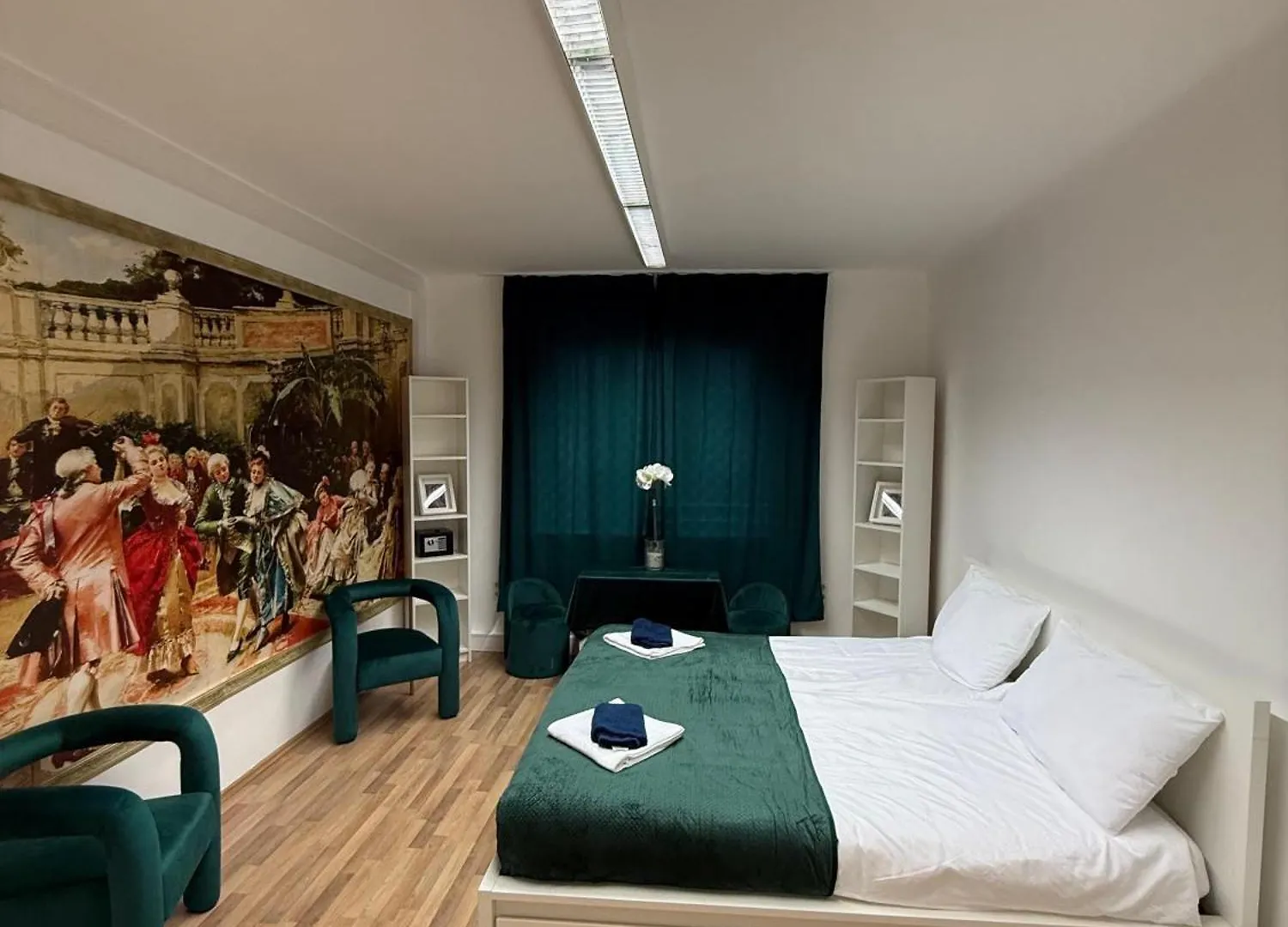 Royal Apartment Vienna contacts